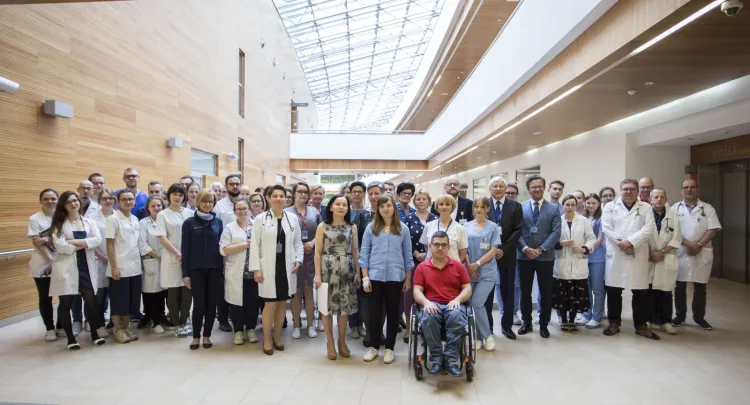 UCK jest liderem w dziedzinie transplantacji nerek w Polsce. Na zdj. zespół osób zaangażowanych w program transplantacji tego organu wraz z pacjentami. 