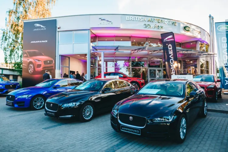 Parking przy salonie British Automotive zdominowały dostępne od ręki używane egzemplarze Jaguara i Range Rovera.