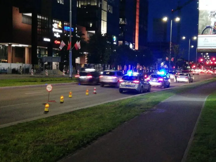 Ograniczenie prędkości i zwężenie jezdni to pierwszy sposób gdańskich policjantów na nocne wyścigi w Oliwie.