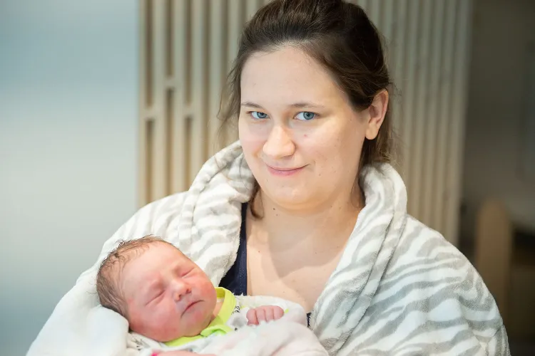 Kornelia Harazińska urodziła się 30 maja w Uniwersyteckim Centrum Klinicznym w Gdańsku. Obie z mamą czują się dobrze i nie mogą doczekać spotkania w rodzinnym, 6- pokoleniowym gronie. 