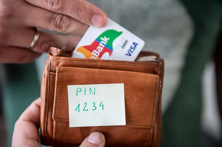 Starszy mężczyzna miał w skradzionym portfelu kartę bankomatową i PIN do niej (zdjęcie poglądowe).