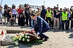 Premier Mateusz Morawiecki składa kwiaty pod pomnikiem Poległych Stoczniowców na placu Solidarności w Gdańsku.