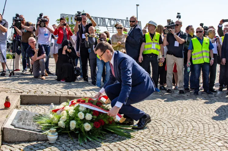 Premier Mateusz Morawiecki składa kwiaty pod pomnikiem Poległych Stoczniowców na placu Solidarności w Gdańsku.