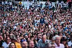 Publiczność na koncercie "Polskę kocham". Według szacunków, na Placu Zebrań Ludowych było aż kilkadziesiąt tysięcy widzów.