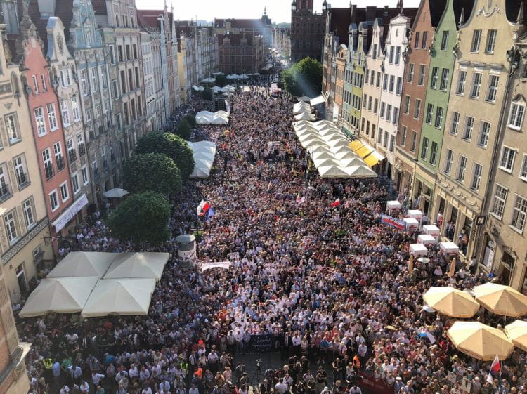 Kilka tysięcy osób zgromadziło się podczas wiecu na Długim Targu w Gdańsku.