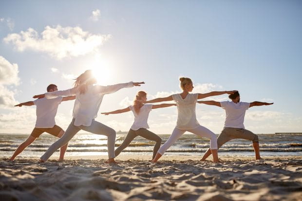 W okresie letnim warto wykorzystać warunki na plaży do przeprowadzenia praktyki jogi.