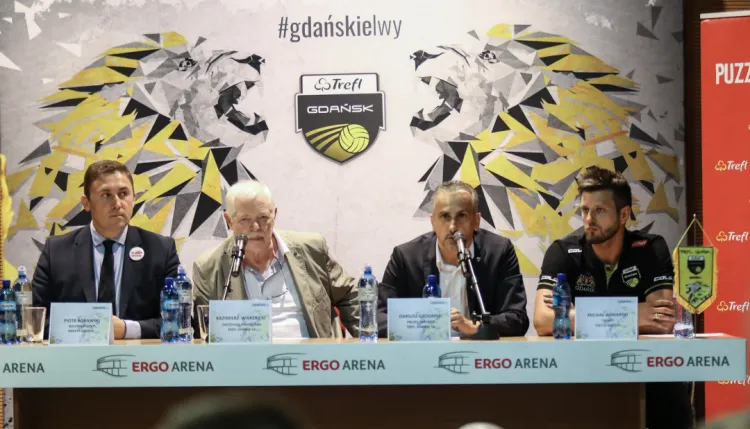 Michał Winiarski (pierwszej od prawej) będzie trenerem Trefla Gdańsk. Na zdjęciu od lewej: Piotr Borawski, Kazimierz Wierzbicki i Dariusz Gadomski.