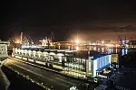 Położenie zabytkowego budynku w portowym otoczeniu pozwala poczuć ducha nadmorskiego miasta i wczuć się w historię tych, którzy stąd odpływali w daleką podróż. 
