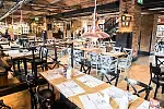 W restauracji warto zwrócić uwagę na zabytkowe stropy. Poszukiwanie fachowców, którzy je przełożą przy wykorzystaniu historycznych metod nie było łatwe. 