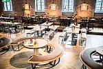 Wnętrze restauracji. Odnowione mury stanowią tu ważny element budowania nastroju wnętrza.
