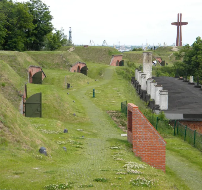 Spacer pomiędzy fortyfikacjami to okazja, by podziwiać rozległą panoramę Gdańska. 