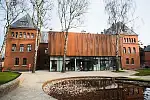 Do budynku dobudowana została nowa część. Architektonicznie jest współczesna, ale stylistycznie komponuje się ze starą zabudową. 