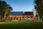 Klub Stary Maneż pierwotnie był ujeżdżalnią koni. W nowej, dobudowanej części funkcjonuje restauracja z minibrowarem.