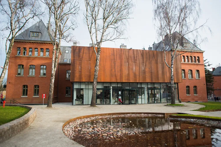 Do budynku dobudowana została nowa część. Architektonicznie jest współczesna, ale stylistycznie komponuje się ze starą zabudową. 