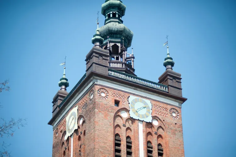 Uderzenie pioruna zrestartowało komputer, który zarządza 50-dzwonowym carillonem znajdującym się w wieży kościoła św. Katarzyny w Gdańsku. W efekcie dzwony biły niemal przez całą noc. 