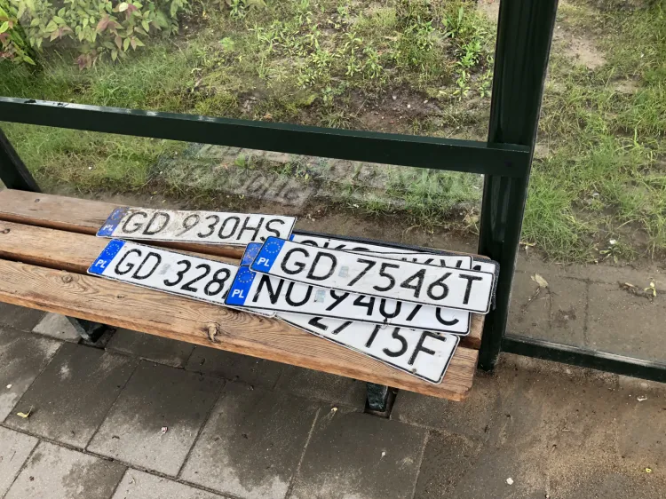 Znalezione tablice rejestracyjne przechodnie układali na pobliskich przystankach komunikacji miejskiej. 