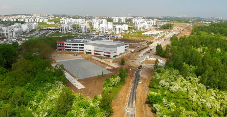 Trwa budowa szkoły na Jasieniu i dróg do niej prowadzących. Po prawej stronie poprowadzona zostanie również przedłużona linia tramwajowa w ramach realizowanej właśnie Nowej Bulońskiej. 