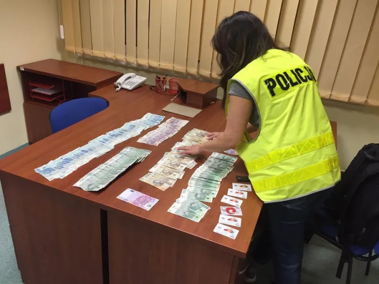 Przy zatrzymanych policja zabezpieczyła pieniądze, karty bankomatowe i dokumenty na nazwiska różnych osób i pochodzących z różnych krajów.
