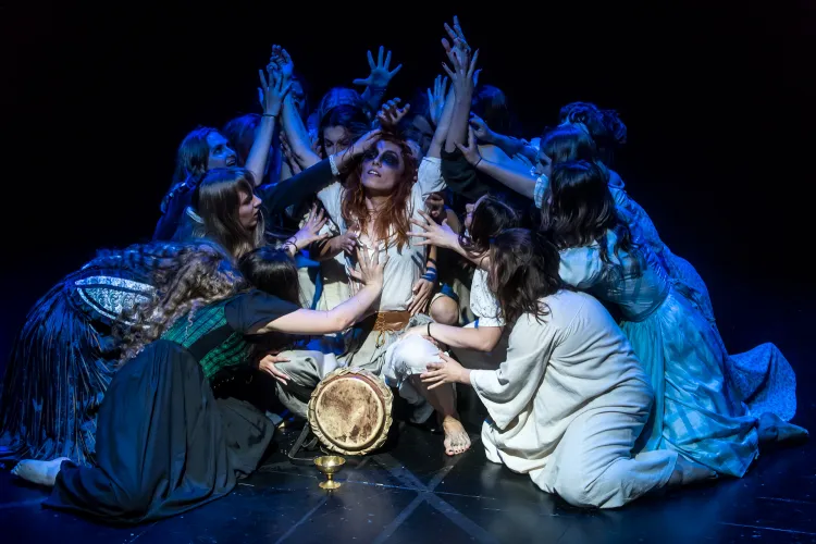 "Czarownice z Salem" Teatru Off Junior zaczynają się od "niewinnej" zabawy gromady dziewcząt w przywoływanie duchów (w centrum Agnieszka Fudzińska jako Tituba).