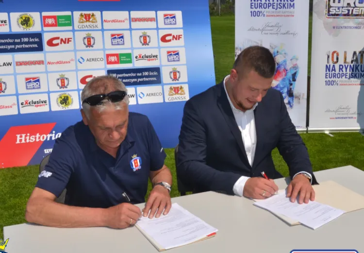 Umowa sponsorska została podpisana przez prezesa klubu Władysława Barwińskiego i właściciela firmy Piotra Wróblewskiego. Z nowym sponsorem Gedania ma zdążyć awansować do III ligi na 100-lecie, a więc do 2022 roku.
