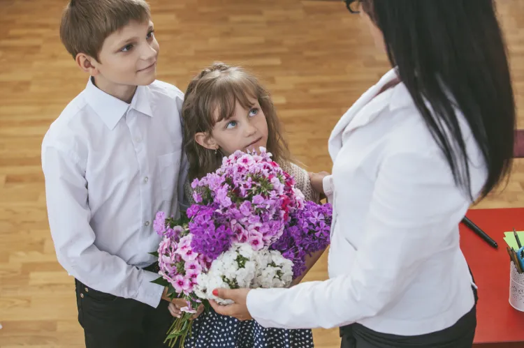 Zgodnie z niepisaną zasadą koniec roku szkolnego to czas obdarowywania nauczycieli kwiatami, a wychowawców upominkami. 
