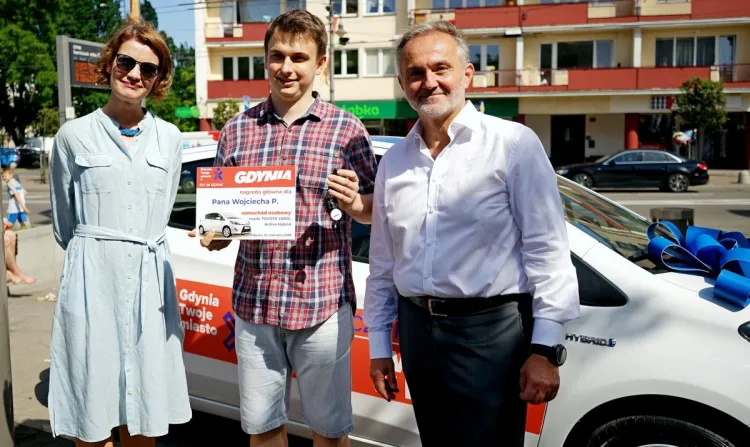 Pan Wojciech (w środku), zwycięzca loterii, samochód podaruje żonie.