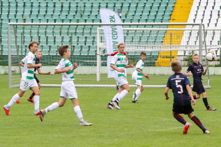 W gdańskim turnieju wzięło udział dwanaście zespołów U-13. W finale Pogoń Szczecin pokonała Lechię.