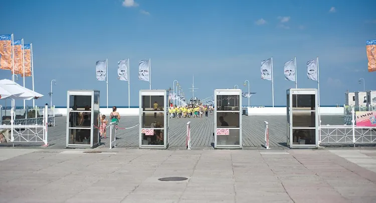 To już ostatnie dni budek przed wejściem na molo.