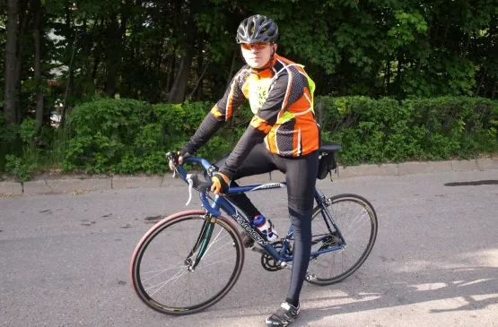 na zdjęciu: Krzysztof Kochanowicz [GR3miasto], pierwszy raz startuje na rowerze szosowym na dystansie 225 km