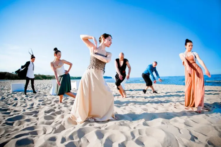 "Dalego" tancerze próbowali w różnych miejscach. Między innymi na sopockiej plaży, gdzie odbędzie się najbliższy pokaz spektaklu - 17 sierpnia. We wrześniu i październiku przedstawienie ma ponownie zawitać na Scenę Kameralną.