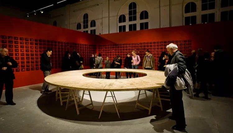 Dziełem sztuki w XXI wieku może być pobazgrany stół. Dużo zależy od kontekstu.