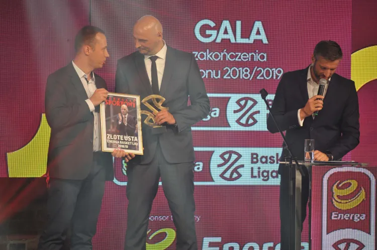 Przemysław Frasunkiewicz (w środku) odebrał nagrodę "Złote usta", czyli za najbardziej barwne wypowiedzi w trakcie sezonu.