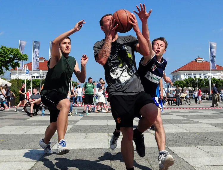 Świeże powietrze, liczna publika i efektowna gra trzech na trzech są charakterystyczne dla turnieju Streetball Challange w Sopocie.