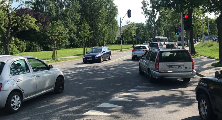 Zdaniem czytelniczki, gdyby kierowcy z ul. Kieleckiej wpuszczali jadących z ul. Witomińskiej, ruch byłby płynniejszy.