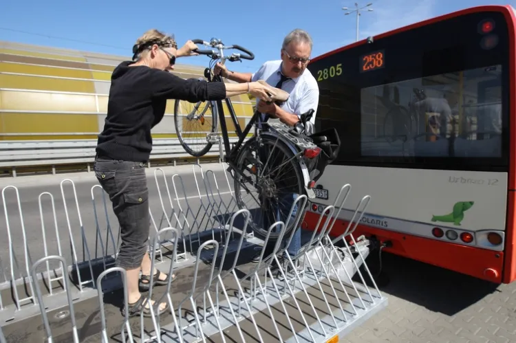 Autobus dla rowerzystów w Tunelu pod Martwą Wisłą kursuje codziennie. Cyklistom pomagają kierowcy.