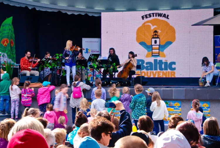 W poprzednich edycjach Festiwalu Baltic Souvenir wystąpiło 73 artystów i wykonawców, a w pięciu koncertach z towarzyszącymi im warsztatami wzięło udział 2350 widzów.
