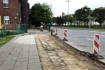 Rozpoczęły się roboty rozbiórkowe starych krawężników oraz chodników przed rozpoczęciem budowy nowej drogi rowerowej.