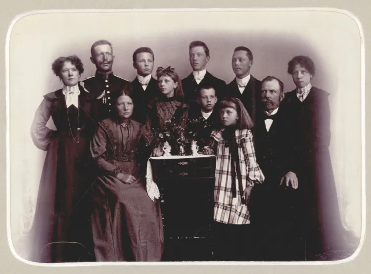 Fotografia rodziny Szczeblewskich z Pelplina. Przyszły artysta Wacław Szczeblewski ( stoi z tyłu, czwarty z lewej), fot. nieznany,  ok. 1905  r. (ze zbiorów Muzeum Miasta Gdyni)