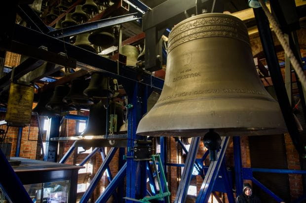 Carillon jest dość nietypowym instrumentem. Składa się z dzwonów, których musi być co najmniej 23. Ważne jest też, żeby posiadał możliwość gry ręcznej.
