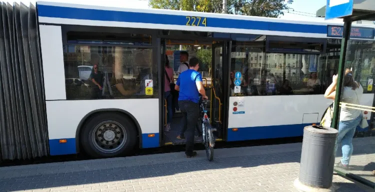 Rowerzysta musi się liczyć z tym, że będzie musiał opuścić autobus, gdy pojawi się w nim wózek - nawet jeśli ma ważny bilet.