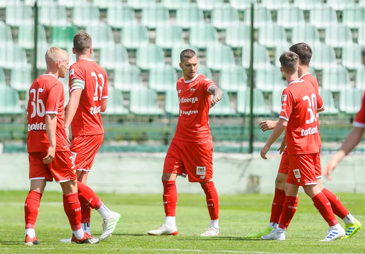 Lukas Haraslin (w środku) przyjmuje gratulacje po golu strzelonym w sparingu z Chojniczanką. Mogło to być jedno z ostatnich trafień Słowaka dla Lechii Gdańsk, gdyż ma zgodę na odejście, jeśli pojawi się satysfakcjonująca oferta. 