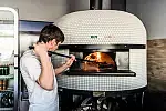 Pizza Napoli specjalizuje się w pizzy wypiekanej neapolitańską metodą.