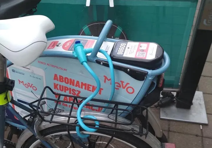 Używanie własnej blokady do unieruchomienia roweru Mevo jest zabronione i grozi karą 300 zł. 
