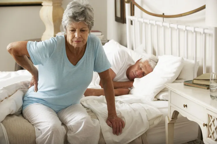 Sen w wygodnym łóżku, na odpowiednio dobranym materacu może pomóc w ograniczeniu dolegliwości bólowych, z którymi mierzy się większość starszych osób. 