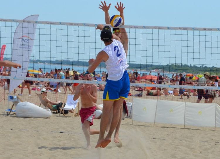 Wakacje to tradycyjnie czas gry w siatkówkę plażową. Boiska umieszczone są w Gdańsku, Sopocie i Gdyni.