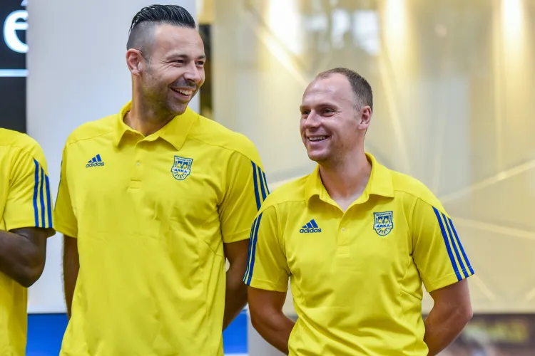 Paweł Abbott (z lewej) docenia zaangażowanie Rafała Siemaszki (z prawej) i Macieja Jankowskiego. Jego zdaniem klub powinien jednak pozyskać jeszcze 2-3 piłkarzy, jeśli chce mierzyć w górną ósemkę ekstraklasy.