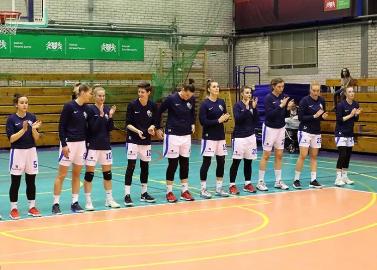 Koszykarki AZS UG w Miejskiej Hali Sportowej awansowały do Energa Basket Ligi Kobiet. Teraz nie mogą w niej grać ze względu na nawierzchnię. Komisja Ligi nie dopuściła jej do rozgrywek.