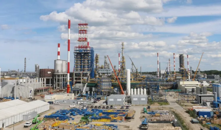Dzięki realizacji Projektu EFRA (wartego 2,3 mld zł) zakład Lotosu w Gdańsku ma stać się najnowocześniejszą rafinerią w Unii Europejskiej.

