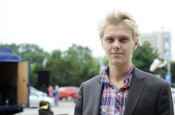 Jakub Gierszał, który zagrał główną rolę w "Sali Samobójców", wywołał zachwyt wśród młodych fanek.