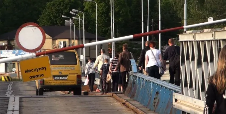 Awaria sprzed trzech tygodni wymusza na pasażerach autobusów pokonanie mostu pieszo.